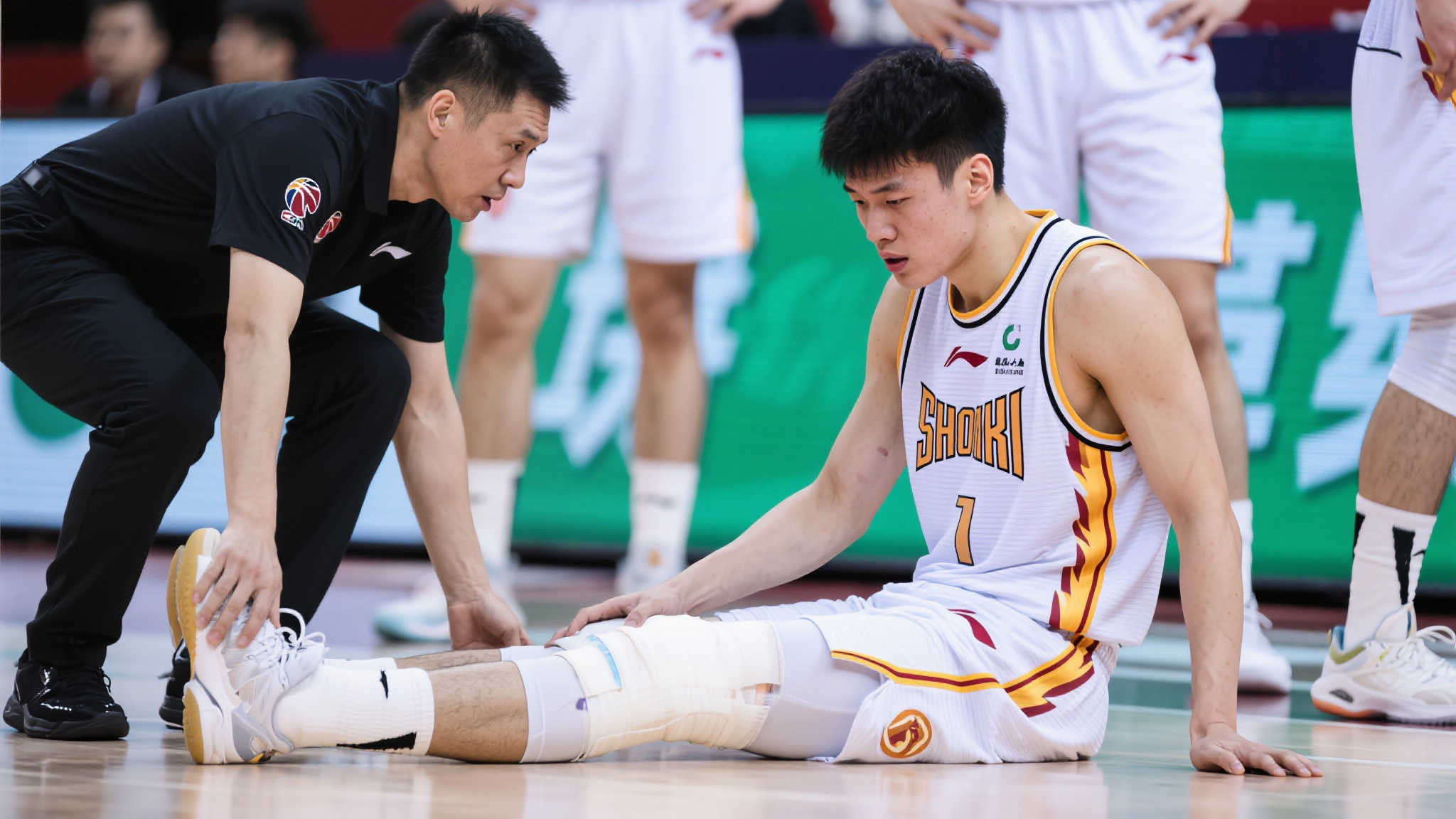 足球报:胡荷韬伤停至少两月,夏窗外援调整仍无定论 更令人担忧的是,胡荷韬的伤病可能会对球队的士气产生